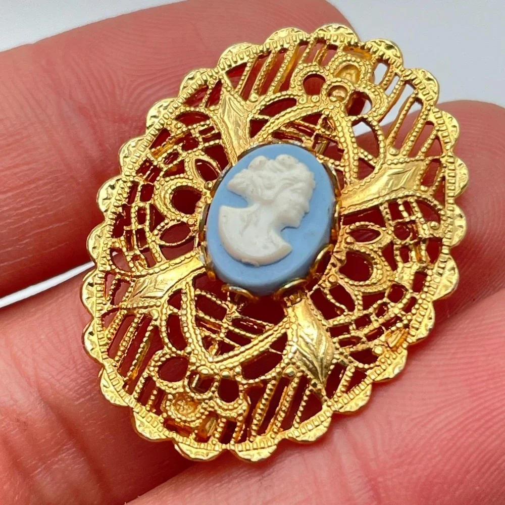 Vintage 90s Cameo Brooch Gold Tone Filigree Oval Victorian Style‎ Pin Jewelry